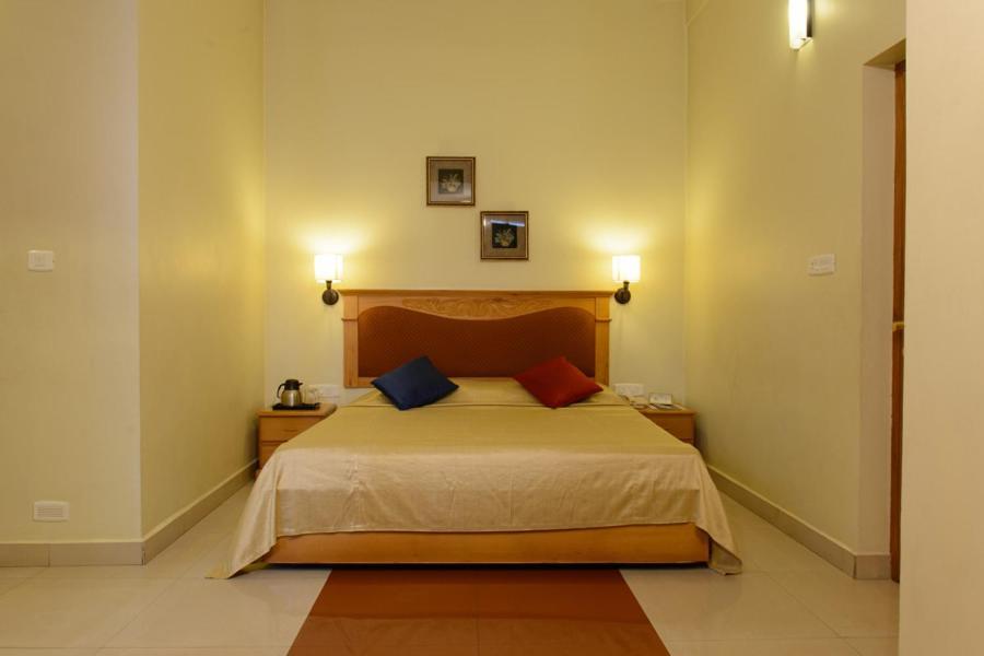 Club7 Hotel Tiruvalla Exterior photo