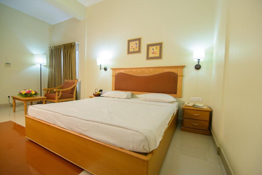 Club7 Hotel Tiruvalla Exterior photo