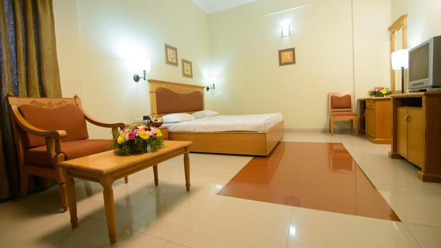 Club7 Hotel Tiruvalla Exterior photo