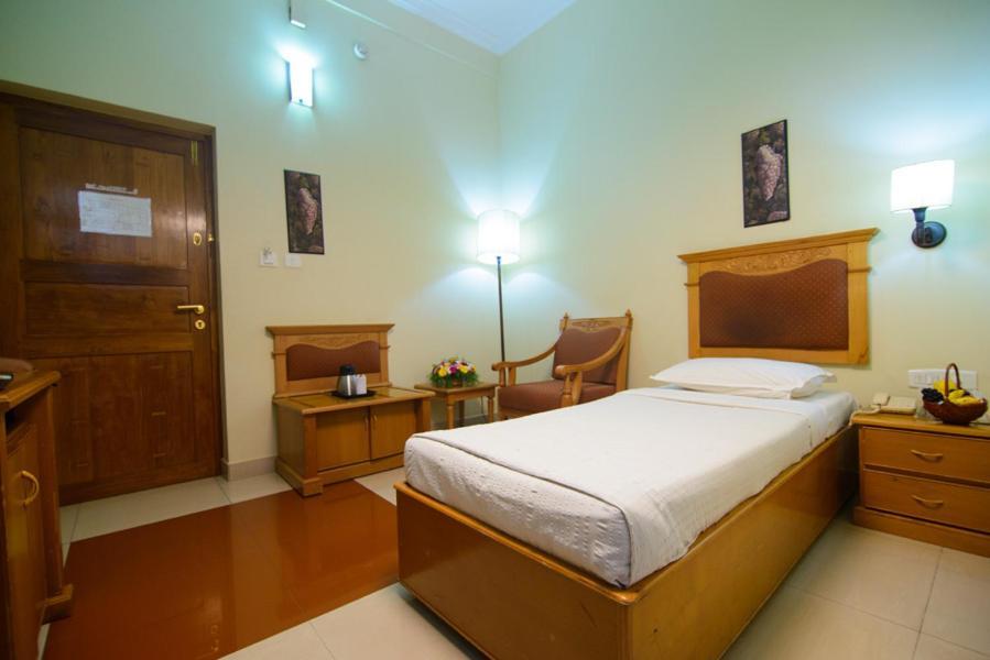 Club7 Hotel Tiruvalla Exterior photo