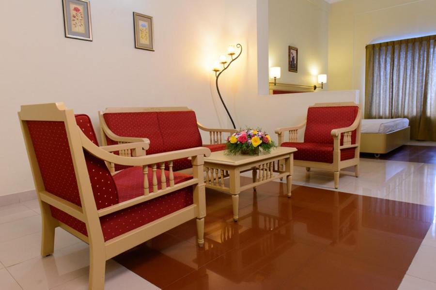 Club7 Hotel Tiruvalla Exterior photo