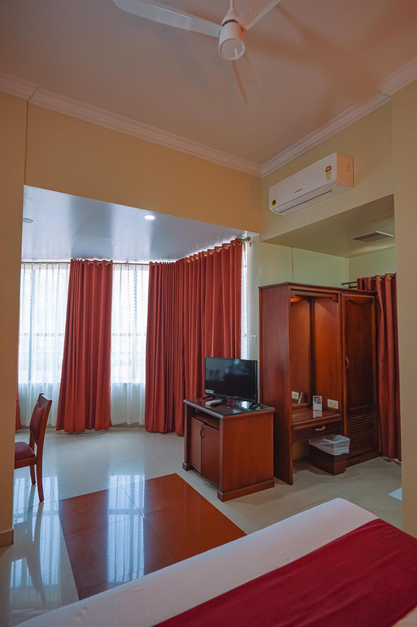 Club7 Hotel Tiruvalla Exterior photo