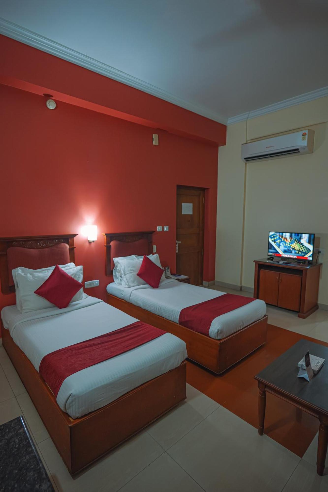Club7 Hotel Tiruvalla Exterior photo